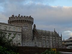 歩いてダブリン城の裏側まできました。城壁を眺めます。円筒形がかっこいいです。