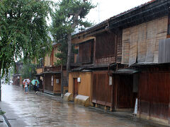 お次は、にし茶屋街へ。
雨も風もすごい。。。
強風で、傘が何度も裏返ってしまったくらい！