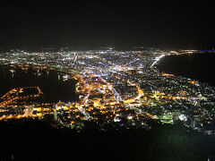 夜ごはんの後は、バスに乗って函館山へ。
ロープウェーに乗って函館の夜景を見てきました。