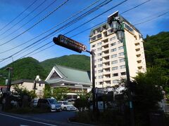 私は埼玉県南部在住なので、尾瀬は遠い。
尾瀬沼の入り口の沼山峠まで約5時間。
土曜日は17：00頃までお仕事。

そんな訳で、土曜日の夜は川治温泉に宿泊。
高層の建物が宿泊した川治一柳閣本館
写真は翌朝撮影。