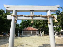 天川御嶽です。
御嶽とは、村人の健康や村の繁栄などを祈願する聖地の事を言います。
天川御嶽は、1705年頃の八重山島由来記に記されている歴史ある御嶽です。

お参りしていきましょう。