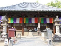 鎌倉時代創建の姿をとどめる本堂は国宝です。