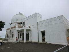 9:40
石垣島天文台。
国立天文台の研究観測施設です。
石垣市･石垣市教育委員会･琉球大学･石垣青少年の家･八重山星の会の6者間の協議に基づき運営しています。