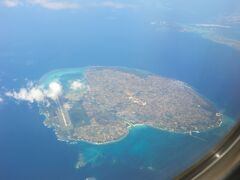 色々な島を眺めながら飛行しています。
ひとつの島に見えますが、下地島(左)と伊良部島(右)が見えます。