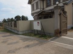 反対側に回って入ってみます。

旧武藤山治氏邸です。