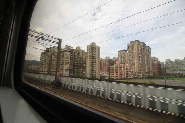 十分へはローカル電車の平渓線に乗って瑞芳駅まで行き、そこから乗り換えます。<br />ホウトンは瑞芳駅の次の駅です。<br /><br />平渓線が1時間に1本程度のため、事前に下調べをして時間のロスがないようにスケジュールを組み込みました。<br />その結果、瑞芳駅でしばし待ち時間があるので、その分ホウトンを散策することにしたのでした。<br /><br />8時台の電車に乗りました。