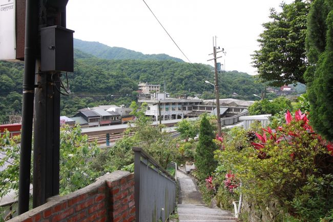 個人宅も混ざっている感じでどこまで見ていいのか分からないままウロウロ。<br /><br />私たちが来た時間は早めだったのでお店がほとんど開いていませんでしたが、猫グッズを売る店やカフェがけっこうあるっぽいです。