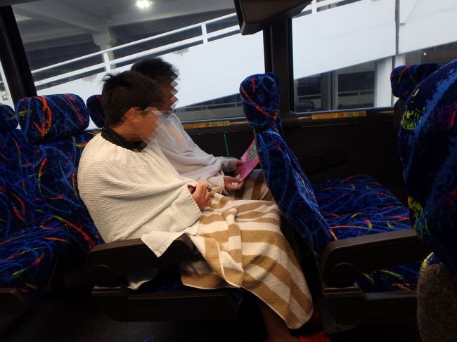 ウェット&amp;ワイルド<br />トラベルドンキーで日本からネットで申し込みました。<br />我が家は２～３回目。バスの中は冷房が効きすぎで、寝起きの体にはキツいです！<br />対策は長袖ラッシュガードと持参のバスタオルと、ホテルからレンタルしたバスタオルに身を包んで笑<br />約一時間、睡眠ですー