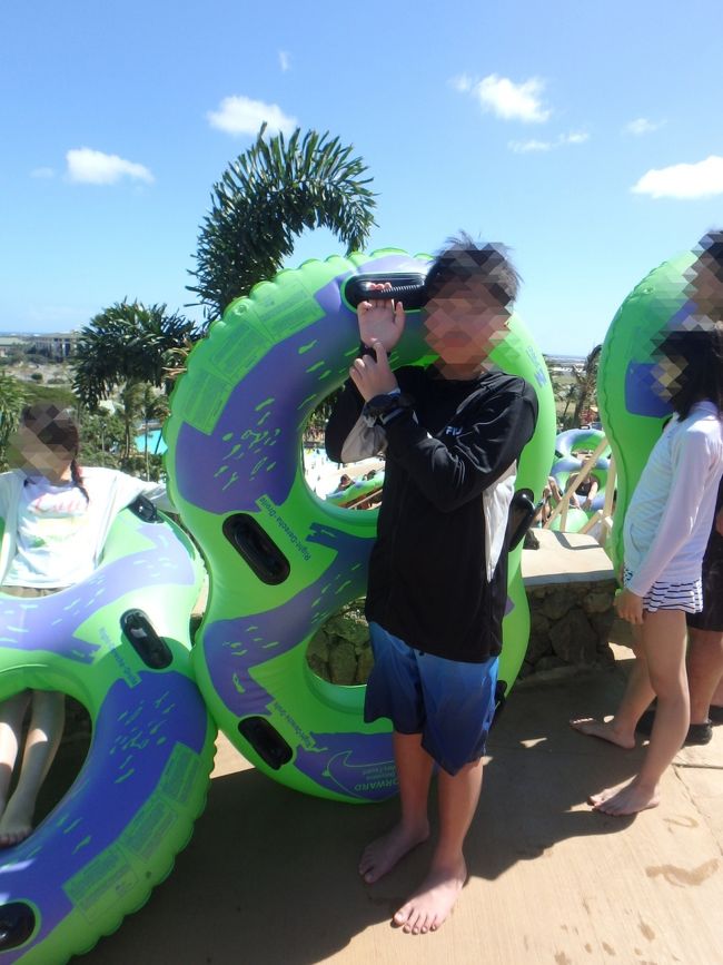 ロッカー借りるのめんどくさくなって、チェアに荷物置いてどっちかが荷物番で、どっちかが息子に付き合う。<br /><br />後半はわたしが絶叫？スライダーに！