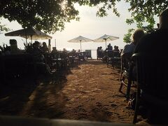 サヌールのビーチにあるカフェにて朝ごはんです。混んでいましたよ。欧米人だらけ。
