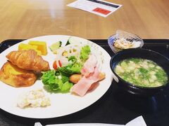 宿泊先のホテルには午後９時ころ到着！チェックイン！
すぐ日本食が食べたくて品川駅そばの居酒屋「魚民」へ
お刺身とか食べました（笑）写真が無いですけどね・・
京急ＥＸイン品川駅前でもお部屋がアップグレードされてビジネススイートになり、部屋が２つに分かれています。
でもここのホテルはコンセントが少なくて、スマホを充電するのに困りました。

次の日の朝食です。大きなホテルなので朝食会場は混んでいました。