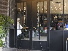 続いて向かったのはホットなエリア、ショーディッチ。
友人と少し別行動。

ACE HOTEL
泊まれないけど見学してきた。
カジュアルなドアマンがいます。