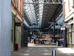 こちら屋根付きのマーケット。