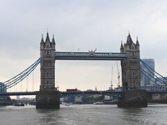 テムズ河からのタワー・ブリッジ。
土砂降りも小降りになりデッキに出てみる。
天気が良ければな…と言うのが一番の感想。
でもクルーズ船からビックベンなども一応観れたから良いか。

下船後、また雷も伴う土砂降りになり小一時間足止め。
なんだか疲れちゃったので一人でRazちゃん家に帰ることに。