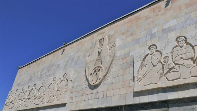 先にアフラシャブ考古博物館を見学します。<br />入口上部の装飾に2750という数字が見えますが、サマルカンド建都2750周年を表しているようです。