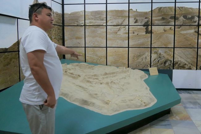 アフラシャブの丘について説明するガイドのフィールズさん。<br />おばちゃんたちにはポチャッとしてかわいいと言われていました。