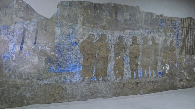 壁画にはソグド人や拝火教の絵等が描かれています。<br />当時は宗教なども関係なく色々な民族が集まり、平和に住んでいたとされています。<br />