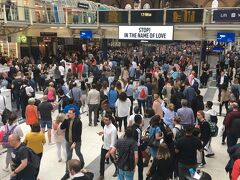 帰る途中のリバプールストリート駅。
むっちゃ人おる（笑