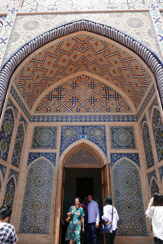 博物館入口。<br />アーチの上の装飾には星がデザインされています。<br />写真撮影に5000スム。