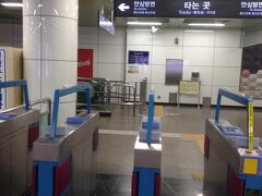 ３日目　１号線東大邱駅改札出口。
東大邱駅はＫＴＸや各地への高速バスでの出入り口。
駅の様子を確認しに来ました。
