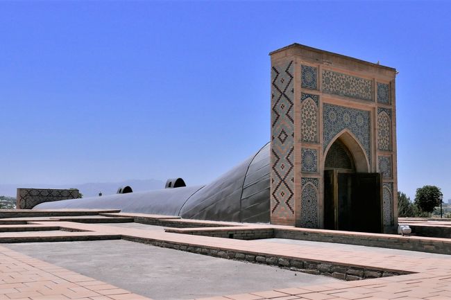 ウルグベク天文台跡。<br />円い天文台の基礎と六分儀の遺構があります。