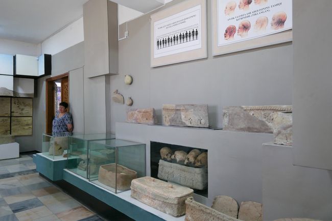 丘から発掘されたものが年代別に展示されています。