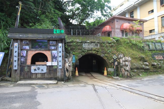 こちらが炭鉱跡。<br /><br />こんな低い穴ぐらをトロッコで行くのかと思うと恐怖です。