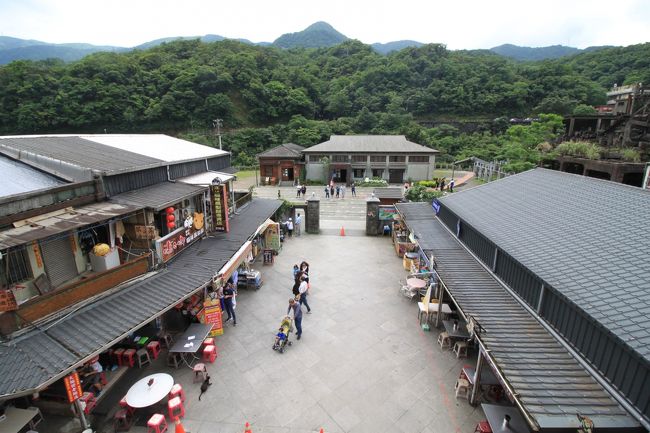 駅から見下ろした炭鉱跡地側の風景。<br />映画村っぽい。<br /><br />猫カフェ開いてたら入りたかった～。