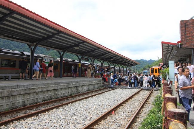 電車に乗って今度は十分へ。<br />ここは昼も夜もどちらも来てみたかったのですが、今回はとりあえず九分を夜にしたくて、十分を日中にしました。<br /><br />次回来ることがあればぜひ夜の天燈揚げも見てみたい！<br /><br />ここ十分へはあの黄色い電車に乗ってきます。<br /><br />この電車が両脇の露店スレッスレを走るのでみんなカメラを構えていました。<br /><br />私たちも散策中に撮りたいと思っていたのですがうまいこと巡り会わず撮れませんでした。