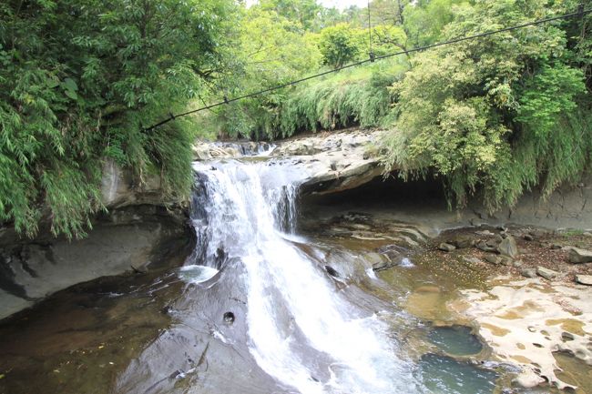 途中にも小さな滝が。