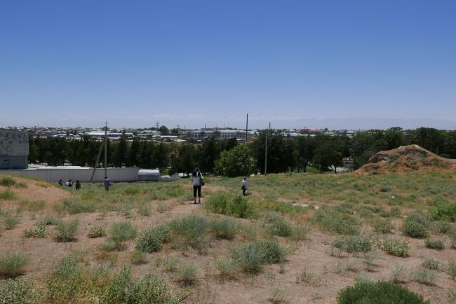 遠くに現在のサマルカンドの町が見えます。<br />左に一部見えているのが博物館。<br />アフラシャブの丘は、４層になった古代都市跡として現在も発掘調査が続けられているそうです。