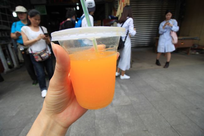 瀑布へ行く前にスイカジュースを飲んだので今度はオレンジジュース！<br />スイカジュースはスイカそのものを食べているようで美味しかったですが、オレンジも甘くて美味しい！<br />こっちのオレンジは完熟なのか（もしや砂糖が入っているのか？）酸味が全くなくかなり甘かったです。<br />もう少し酸味があっても良いくらいかな。<br /><br />最後は甘すぎて少し飽きました。