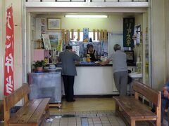 駅舎の中にある立食い蕎麦屋さんの三陸リアス亭。
ここでとても大事な物を受け取らなければなりません。
それは1日限定20食「幻の駅弁」と言われているウニ弁当！！
すぐに完売してしまうので予約必須。
私達も事前に電話予約をしていたので、無事受け取ることができた。
さっきランチ食べたばっかだけど、後で電車の中で食べよう♪