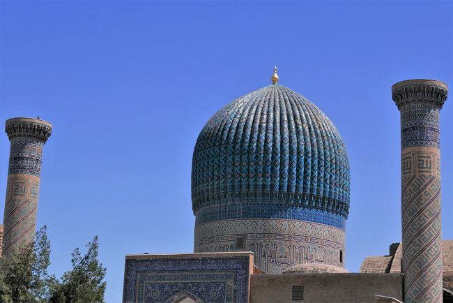 青のドームが青空に映えます。