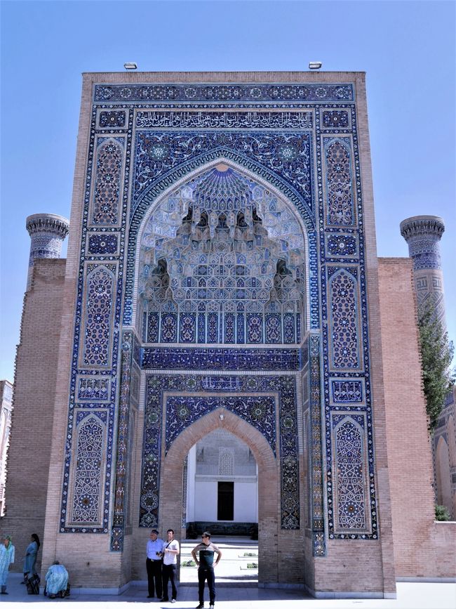 グリ・アミール廟の鮮やかな青いタイルが貼られた入口。