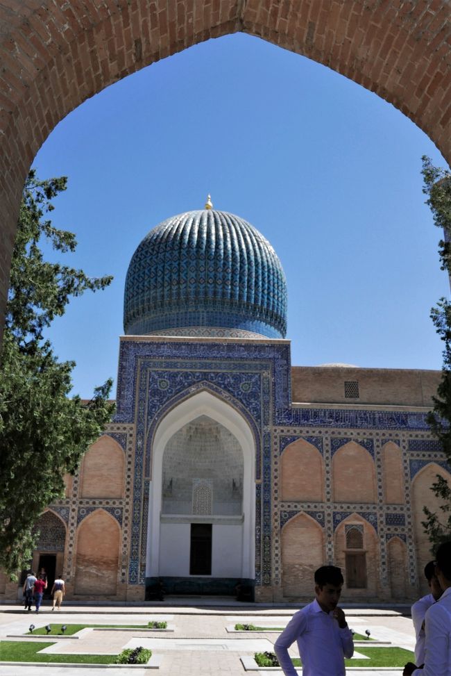 門をくぐると再び奥に建つドームが見えてきます。