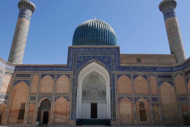 中庭から見るグリ･アミール廟。