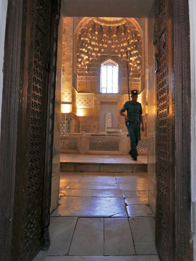 廟に入場します。<br />警備の警官がいます。<br />写真撮影に5000スム。