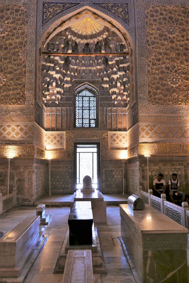 中央に置かれた黒い墓石がティムールのもの。<br />実際の亡骸はこの地下の墓室に同じ配置で葬られています。<br />