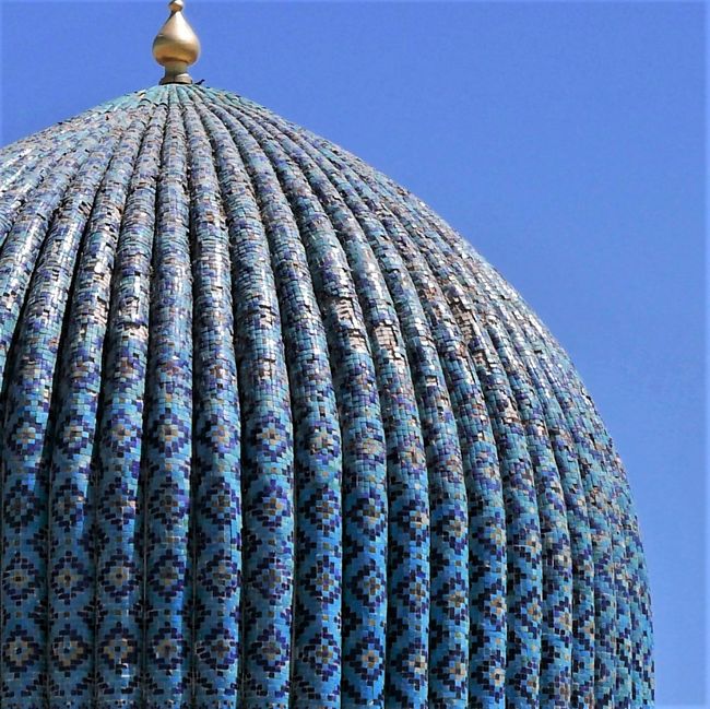 「青の都」と言われるサマルカンドを象徴するような青いドーム。<br />よく見るとタイルが剥がれている部分があります。