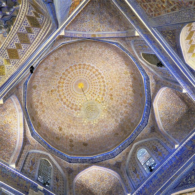 天井を見上げます。