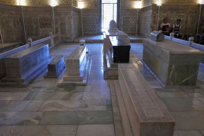 中央に置かれたティムールの墓石の向こう側にあるのがティムールの師であるミル･セイド･ベルケとその孫の墓石。<br />手前にあるのがウルグベクの墓石。<br />ティムールの右側にムハンマド･スルタン、左側に息子のシャールフや孫のオマル･シェイフ、息子のミランシャーなどティムールの息子や孫の墓石が並んでいます。