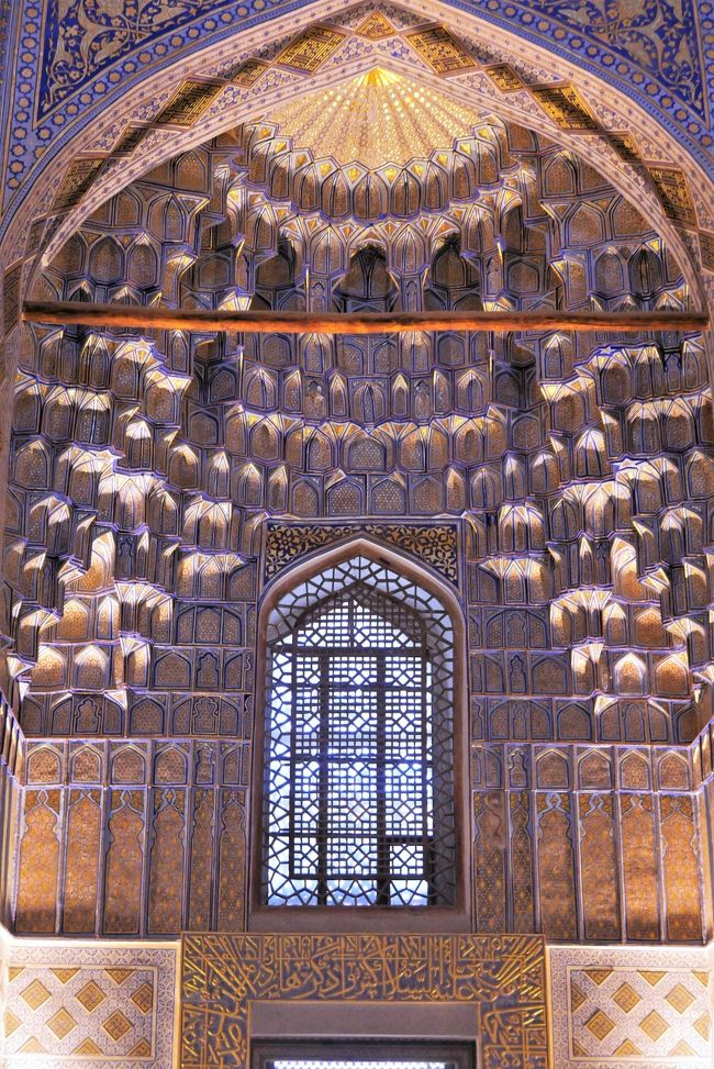 アラビア文字や幾何学模様がライトアップされ輝いています。