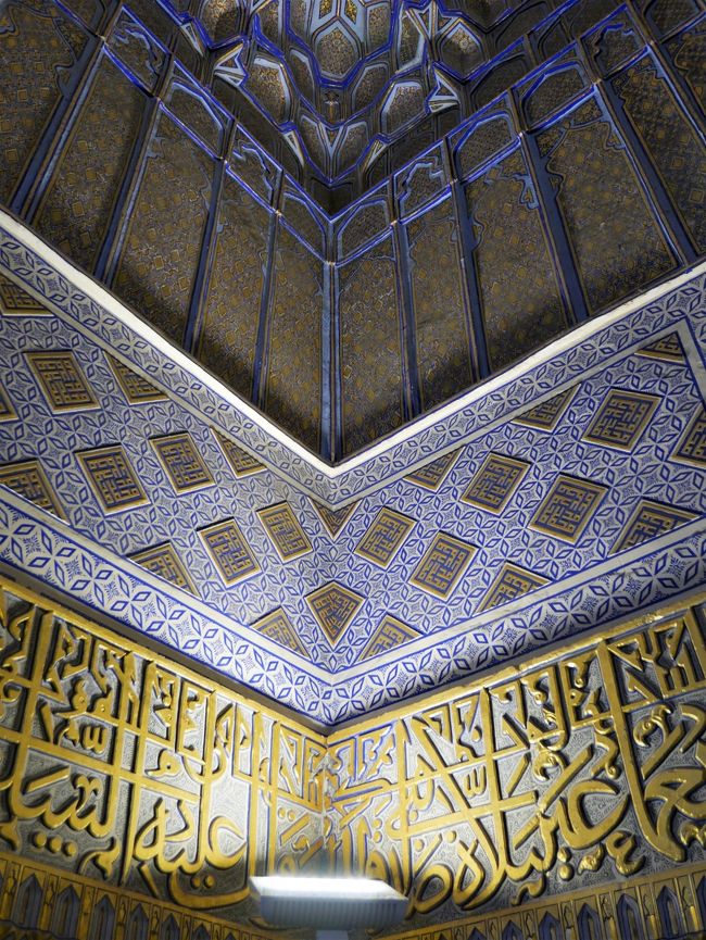 アラビア文字や幾何学模様で覆われた壁。