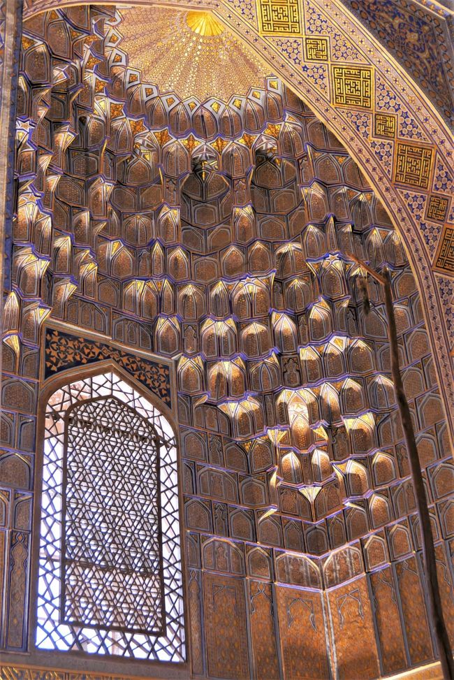 窓からの自然光とライトの光を反射して輝いています。