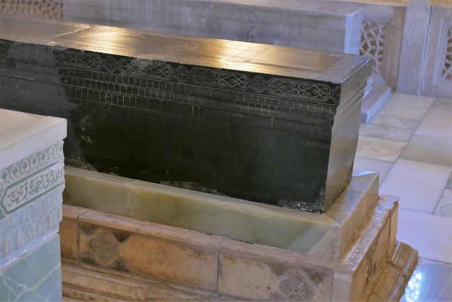 ティムールの墓石はやはり豪華な造り。<br />墓石にはアラビア語で「ティムールはチンギス･ハンと同じ系統の祖先である」と刻まれているとガイドブックにありましたが、確認できませんでした。