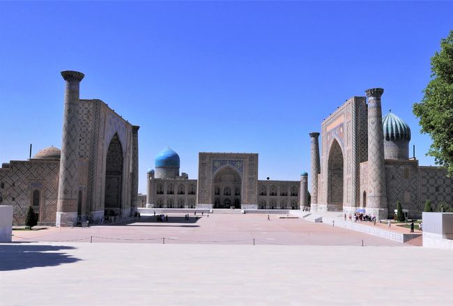 続いて、やってきましたレギスタン広場。<br />14世紀に造られ、レギスタンとは「砂の広場」という意味です。<br />３つのマドラサ（神学校）が整然と配置され、壮大な眺めとなっています。