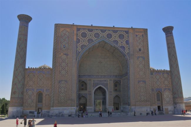 向かって左側にある「ウルグベク･マドラサ」。<br />ティムールの孫で天文学者でもあったウルグベク（1394-1449）が1420年に建てたマドラサです。<br />1階が4つの講堂とモスク、２階が寮で100人以上の学生が寄宿して勉強していました。<br />ウルグベク自身も教壇に立ったと言われています。<br />右のミナレットは内側に少し傾いています。