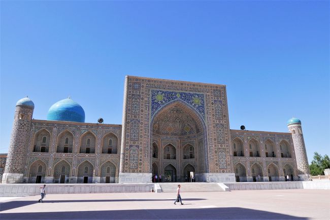 中央に立つのが「ティラカリ･マドラサ」。<br />1660年にバハドゥルの寄進によって建てられました。<br />ここには寮がないので、ウルグベクメドレセに寄宿し、礼拝や勉強時はティラカリメドレセに通い、実際はモスクとして使用されていました。