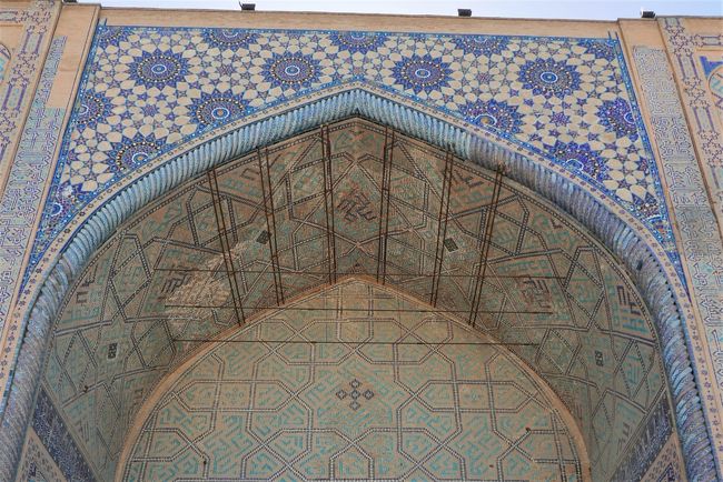 高さ35ｍの巨大なアーチの上部には青い星と細かいモザイク模様が描かれています。